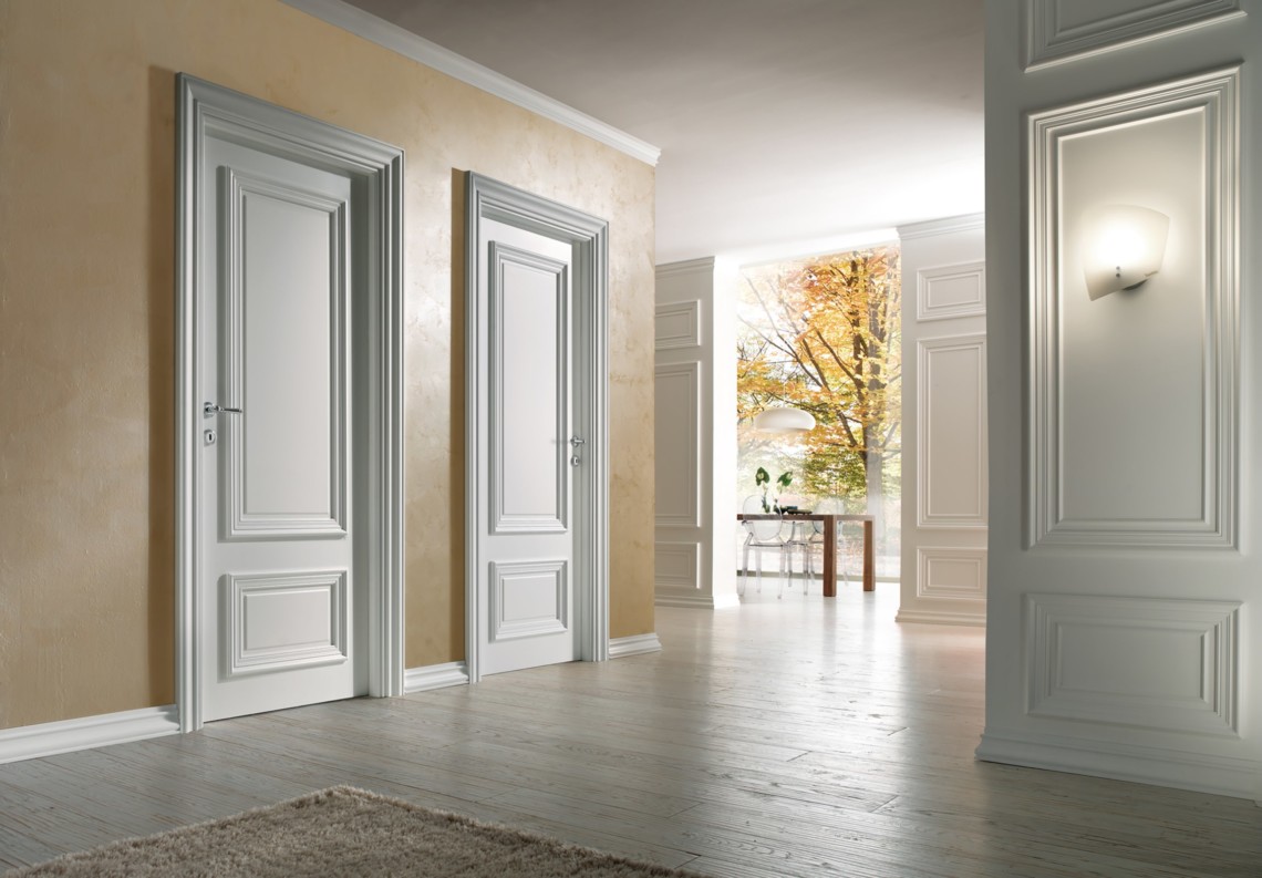 классические белые межкомнатные двери  из дерева